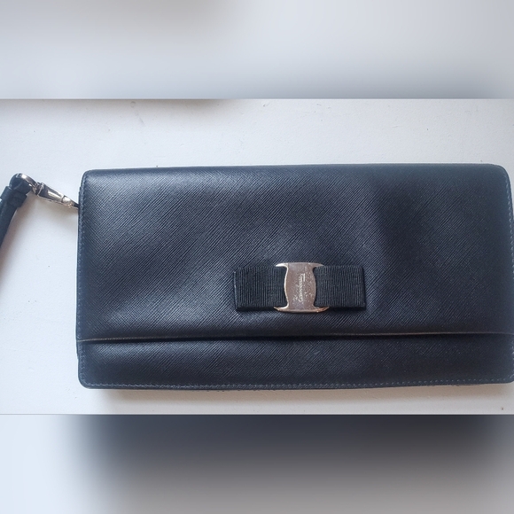 Salvatore Ferragamo Vara Bow Saffiano Wristlet Black - Picture 3 of 7